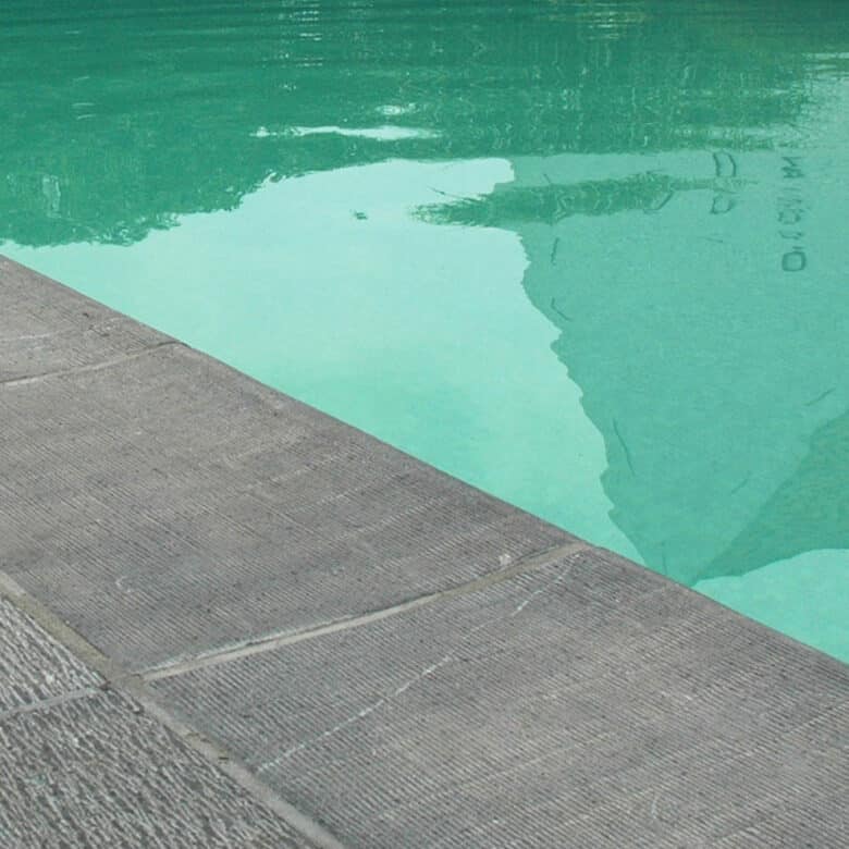 Pierre Bleue Belge - Piscine et margelle - Finition : Ciselé et Taille Ancienne