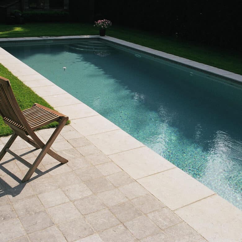 Pierre Bleue Belge - Piscine et margelle en pierre naturelle - Finition : Bouchardé