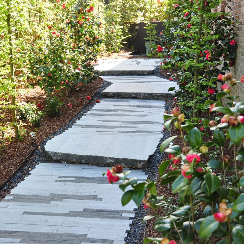 Pierre Bleue Belge - Escalier et marche de jardin - Finitions : Brut de sciage et Clivé